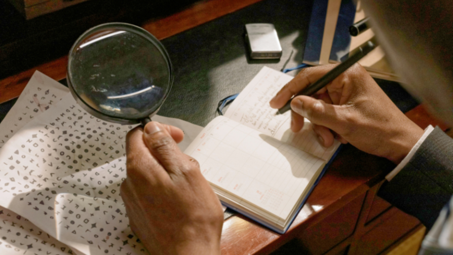 Ein Detektiv schreibt etwas in sein Notizbuch