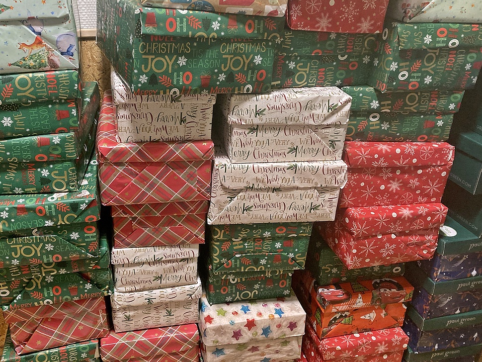 Ein Stapel Geschenke Ein Stapel mit gepackten Geschenken