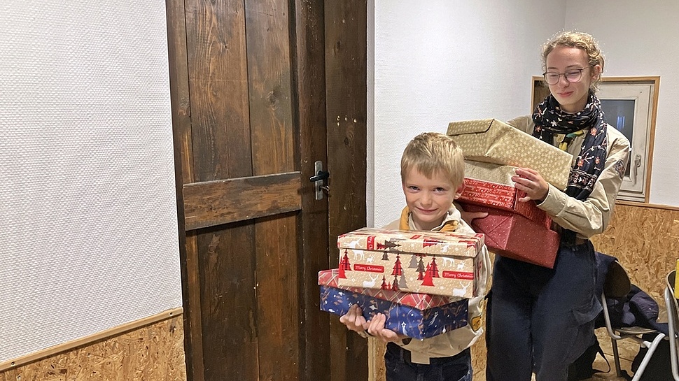 Pfadfinder packen Weihanchtsgeschenke Pfadfinder packen Weihanchtsgeschenke