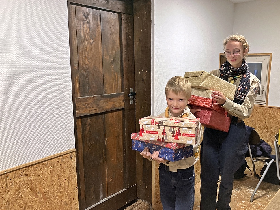 Pfadfinder packen Weihanchtsgeschenke