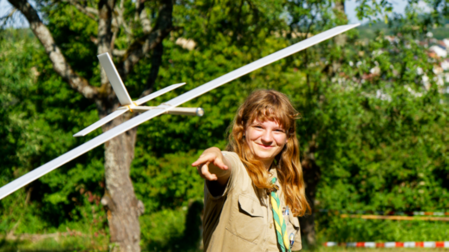 Pfadfinderin wirtft selbstgebauten Flieger